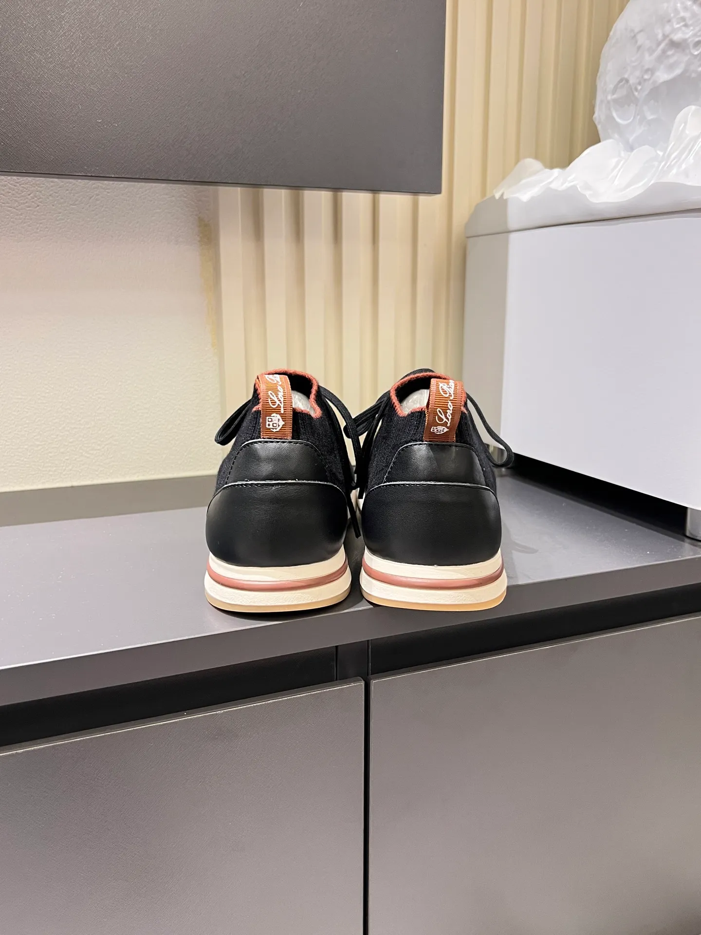 Men's Men's Shoes 💰p380 Loro Men's Shoes 💰piana/Noyo Piana 360 L Men's Shoes 💰p Flexy Walk Men's Sports Shoes These sports shoes are made of knitted wool uppers, and the heel is wrapped in smooth calf leather. Merino sheep are selected from Australia and New Zealand. The upper is machine-woven like a sweater, and then equipped with a white rubber outsole and a Kummel-colored sole. It is both beautiful and non-slip. The fabric is 100% cashmere and the insole is calf leather. It is super comfortable on the feet! Comes with full original packaging! Multiple colors available! Size: 38-44 (45 customized)